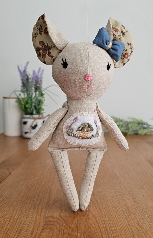 Isabell, The Adventurous Little Mouse